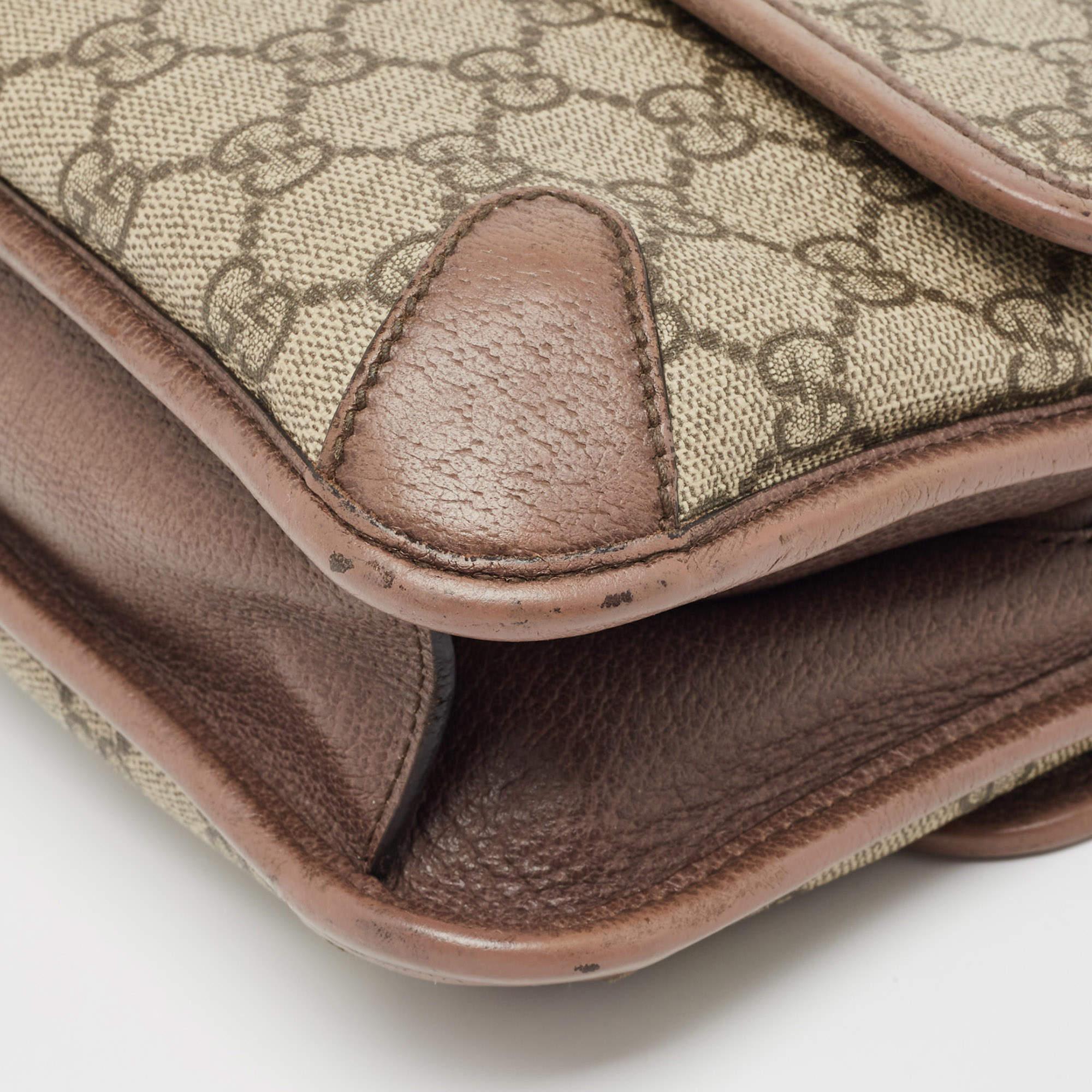 Gucci - Petit sac de messager en toile et cuir beige « GG Supreme » vintage en vente 10