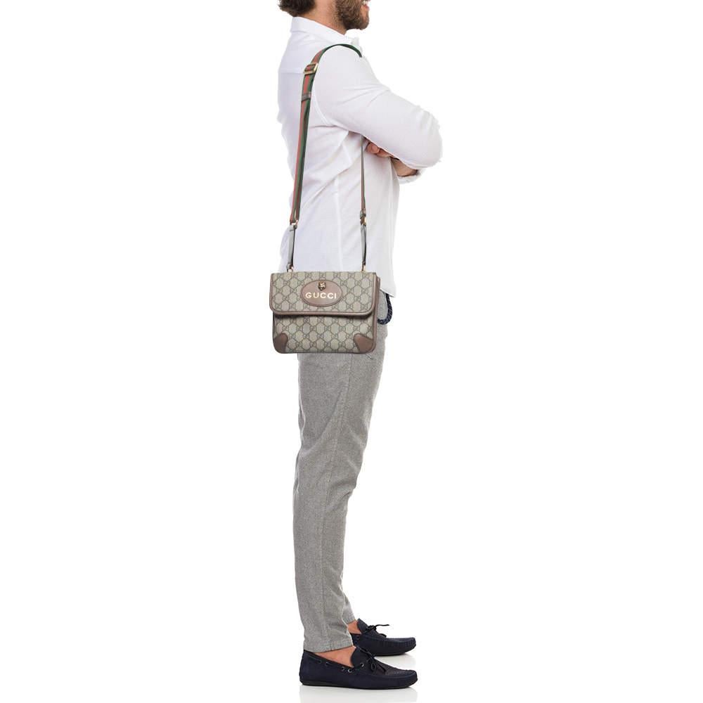 Gucci - Petit sac de messager en toile et cuir beige « GG Supreme » vintage en vente 11