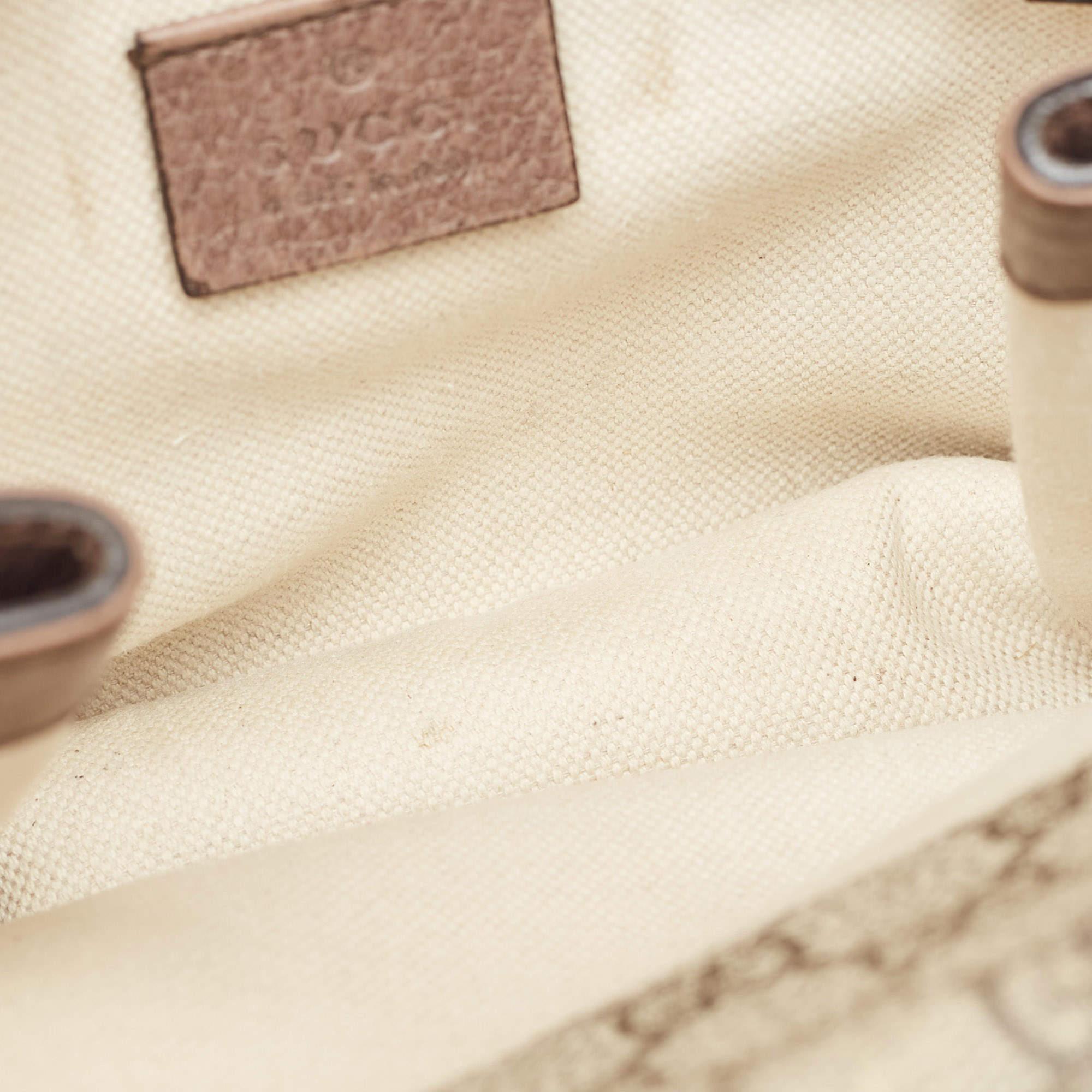Gucci - Petit sac de messager en toile et cuir beige « GG Supreme » vintage en vente 5