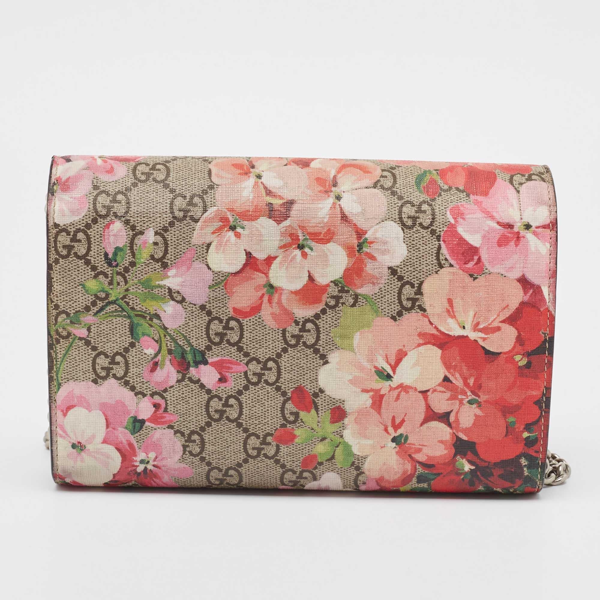 Picture yourself swinging this gorgeous wallet at your outings with friends or at social gatherings and imagine how it will not only complement all your outfits but fetch you endless compliments. This Gucci creation has been beautifully crafted from