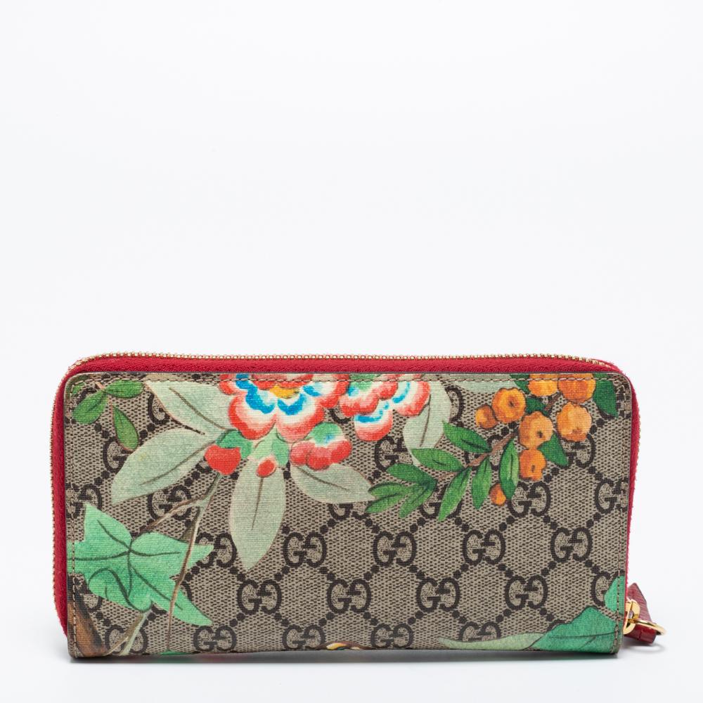 Apportez une touche de l'esprit éclectique de Gucci dans votre vie. Ce portefeuille zippé est fabriqué en toile GG Supreme et présente un imprimé botanique contemporain. Ce portefeuille bien conçu et spacieux comporte des fentes et des compartiments