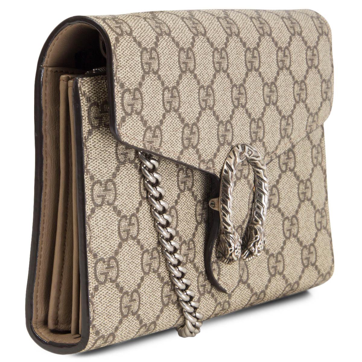 100% authentic Gucci Dionysus Wallet On Chain crossbody bag in beige and ebony GG Supreme Canvas. The closure has the textured tiger head spur closure-a unique detail referencing the Greek god Dionysus, who in myth is said to have crossed the river