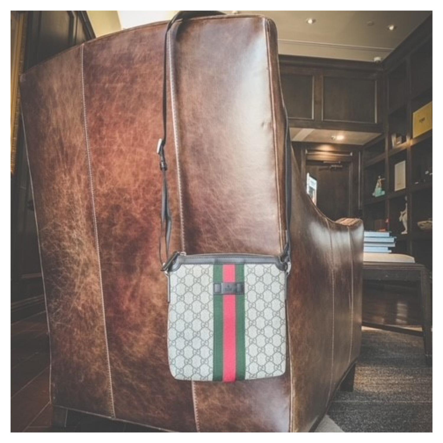 Women's or Men's Gucci Beige GG Supreme Flat Messenger Bag