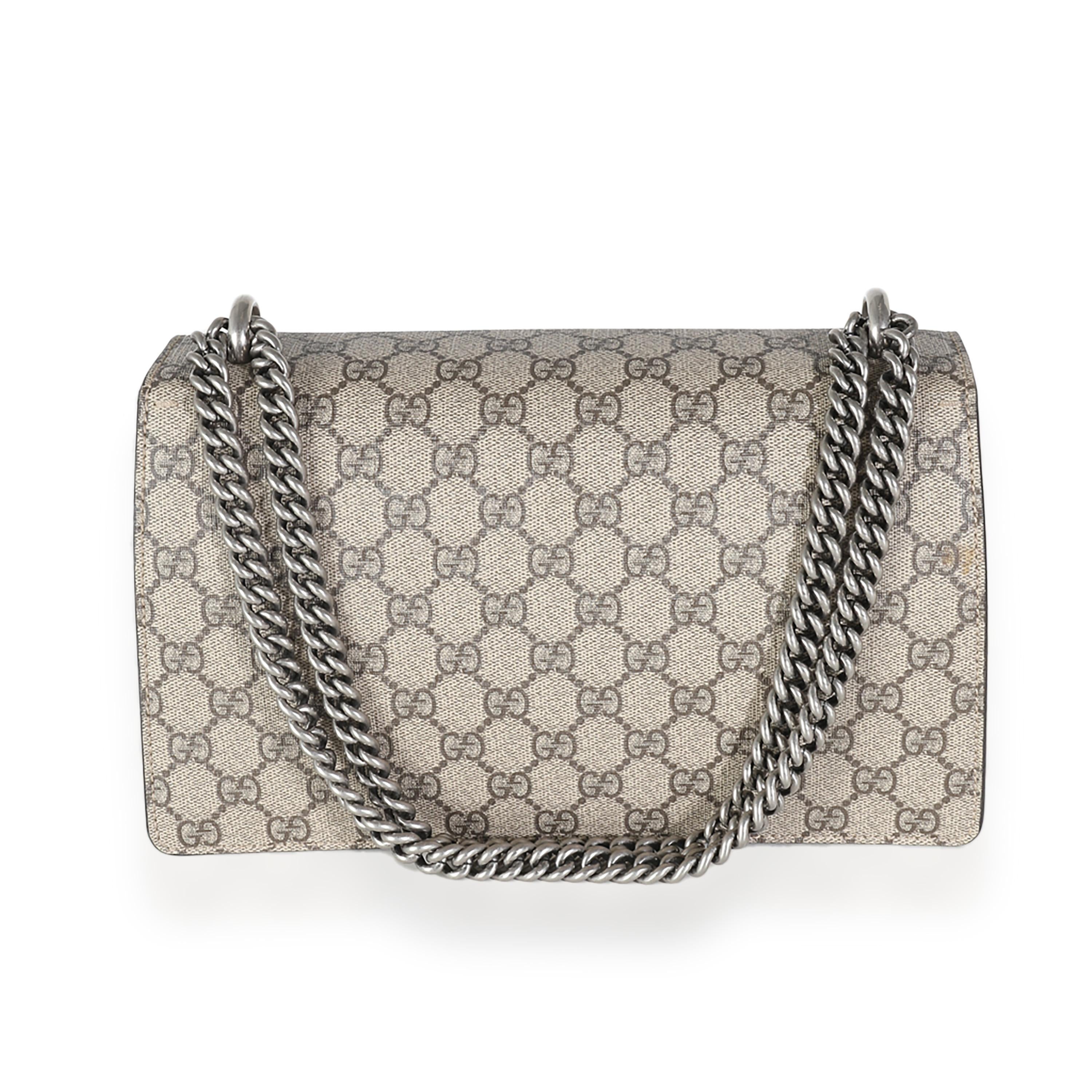 Titre du listing : Gucci Beige GG Supreme Small Dionysus
SKU : 140385
MSRP : 3100.00 USD
Condit : Usagé 
Description de l'état : Prenant d'assaut la sphère de la mode en 2015, le sac crossbody Dionysus de Gucci a reçu son surnom en référence au dieu