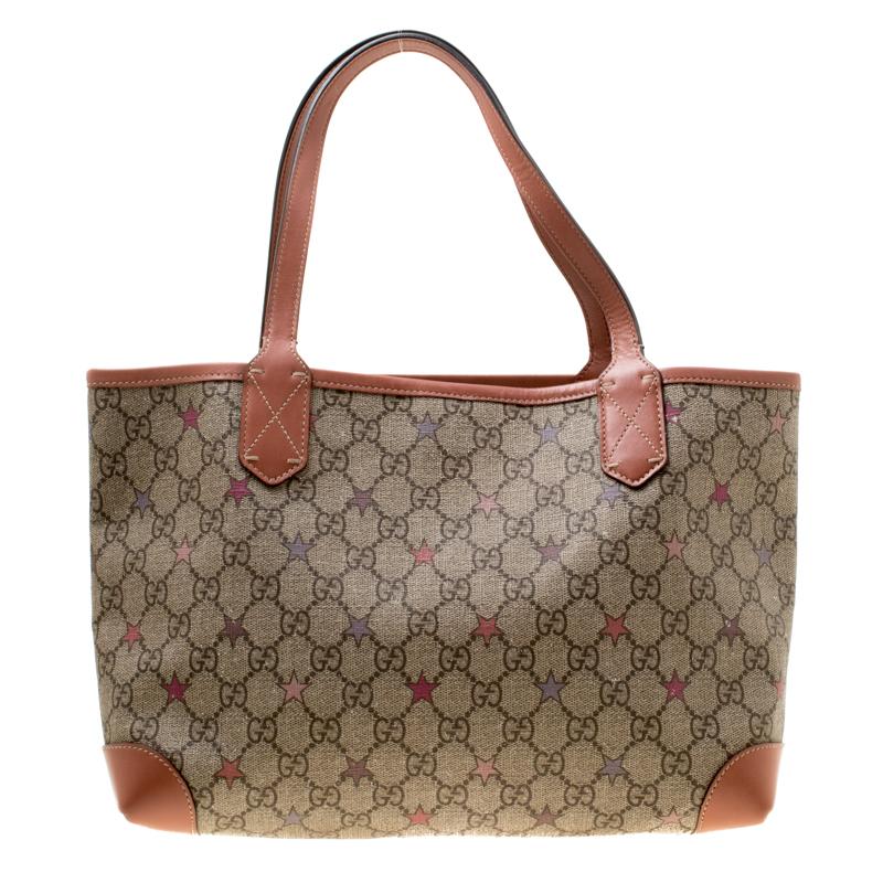 Step out in style by adorning this impressive tote from Gucci. The bag comes in a luxurious beige GG supreme canvas exterior enhanced with leather trims. It has a spacious interior that is sized to easily hold your daily necessities and it features