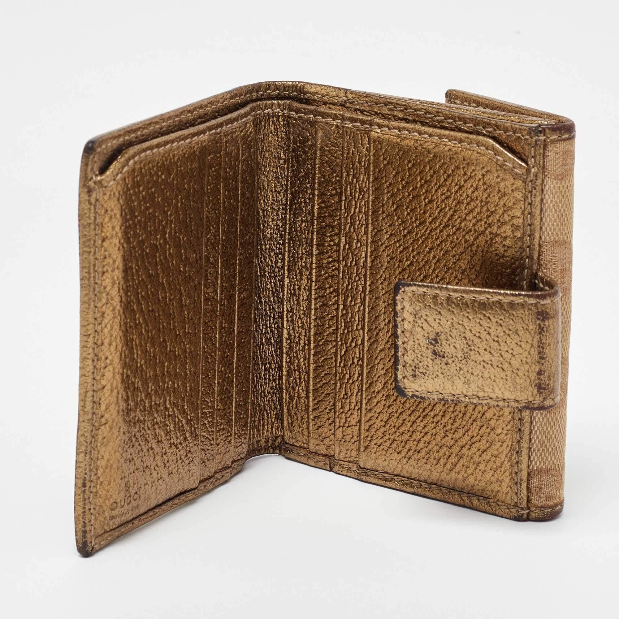 This designer wallet is an immaculate balance of sophistication and rational utility. It has been designed using prime quality materials and elevated by a sleek finish. The creation is equipped with ample space for your monetary essentials.