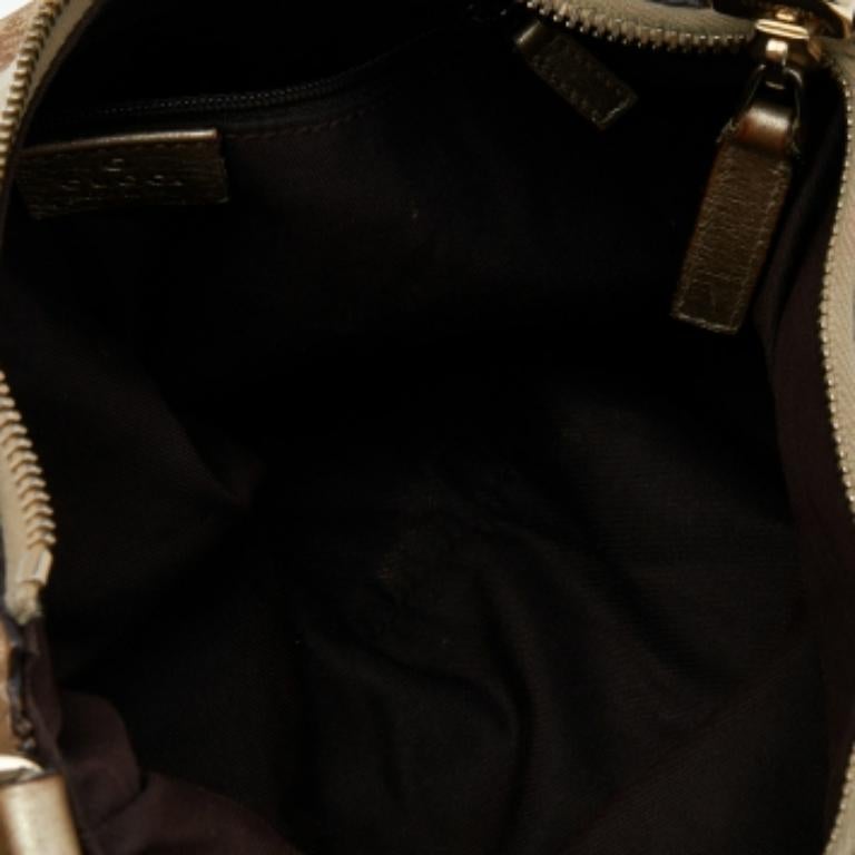 Gucci vous présente cet étonnant hobo à anneau en D, élégant et moderne. Confectionné en Italie, ce sac hobo beige et or est réalisé en toile et cuir GG et doté d'une anse unique sur le dessus. La fermeture à glissière supérieure révèle un intérieur