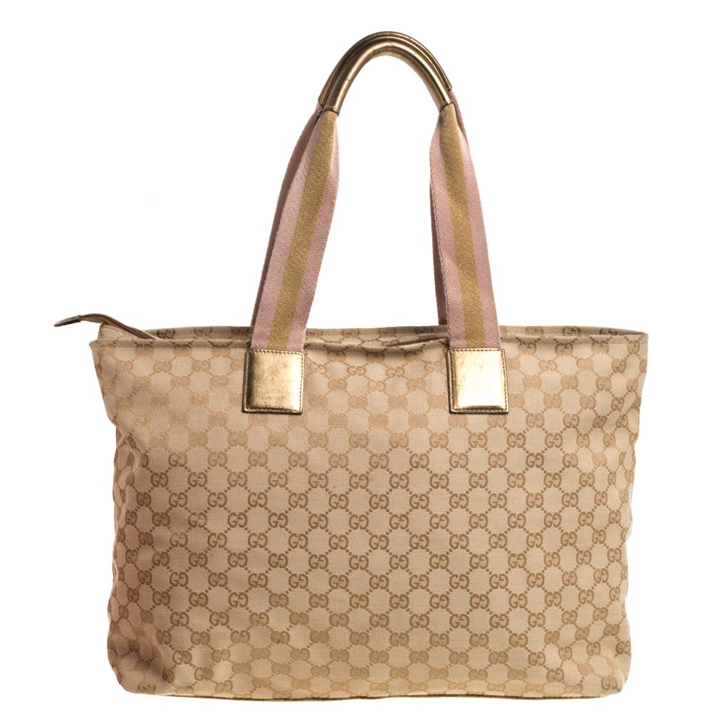 This Diaper tote from Gucci is high on both functionality and style! It has been crafted from the signature GG canvas and leather and styled with dual top handles. It flaunts a brand logo detailing on the front and comes equipped with a capacious