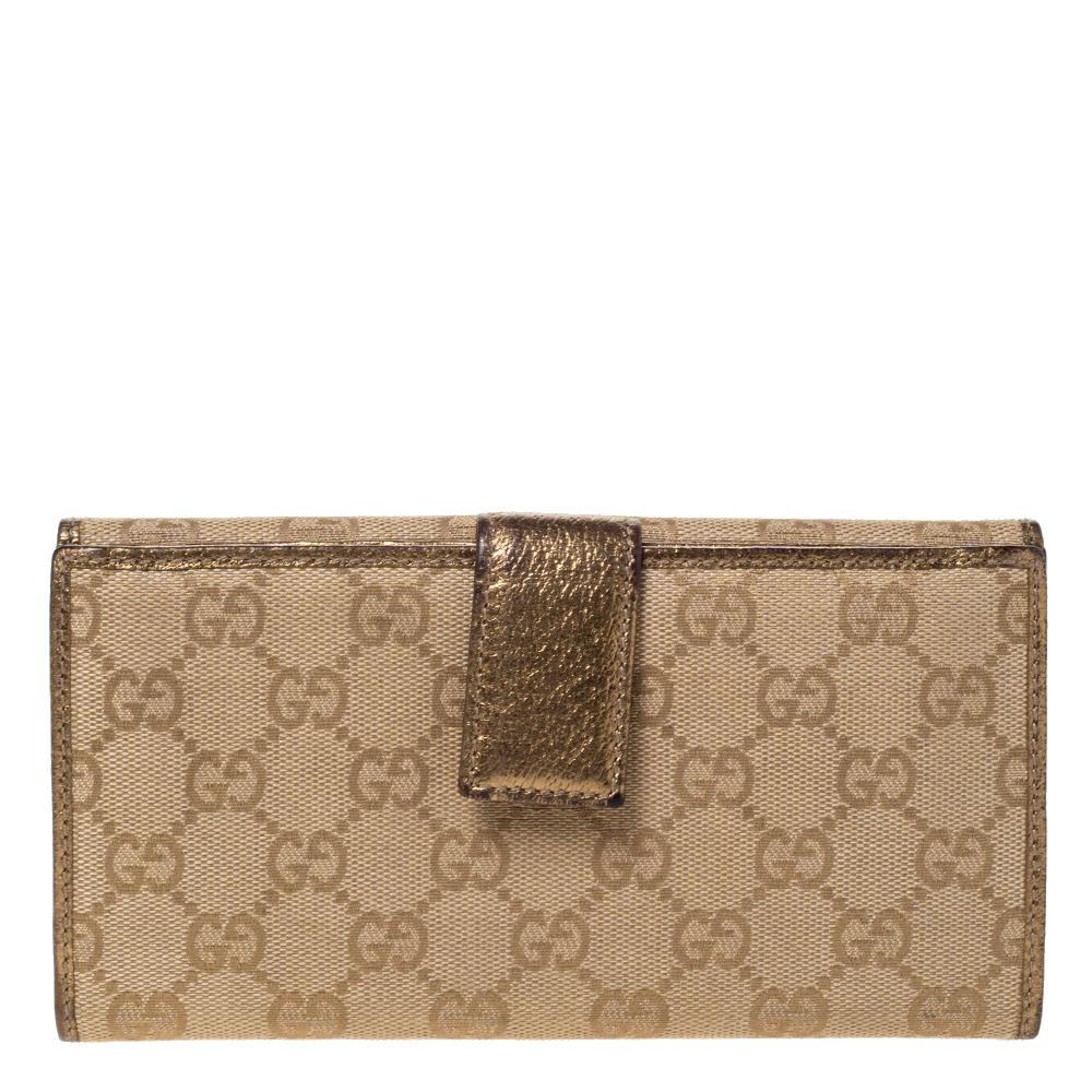 Give your essentials a stylish home with this magnificent Mayfair wallet from the house of Gucci. The durable GG canvas and leather design of this wallet make for the best accessory. Characterized by chic beige & gold shades, this wallet can fit in