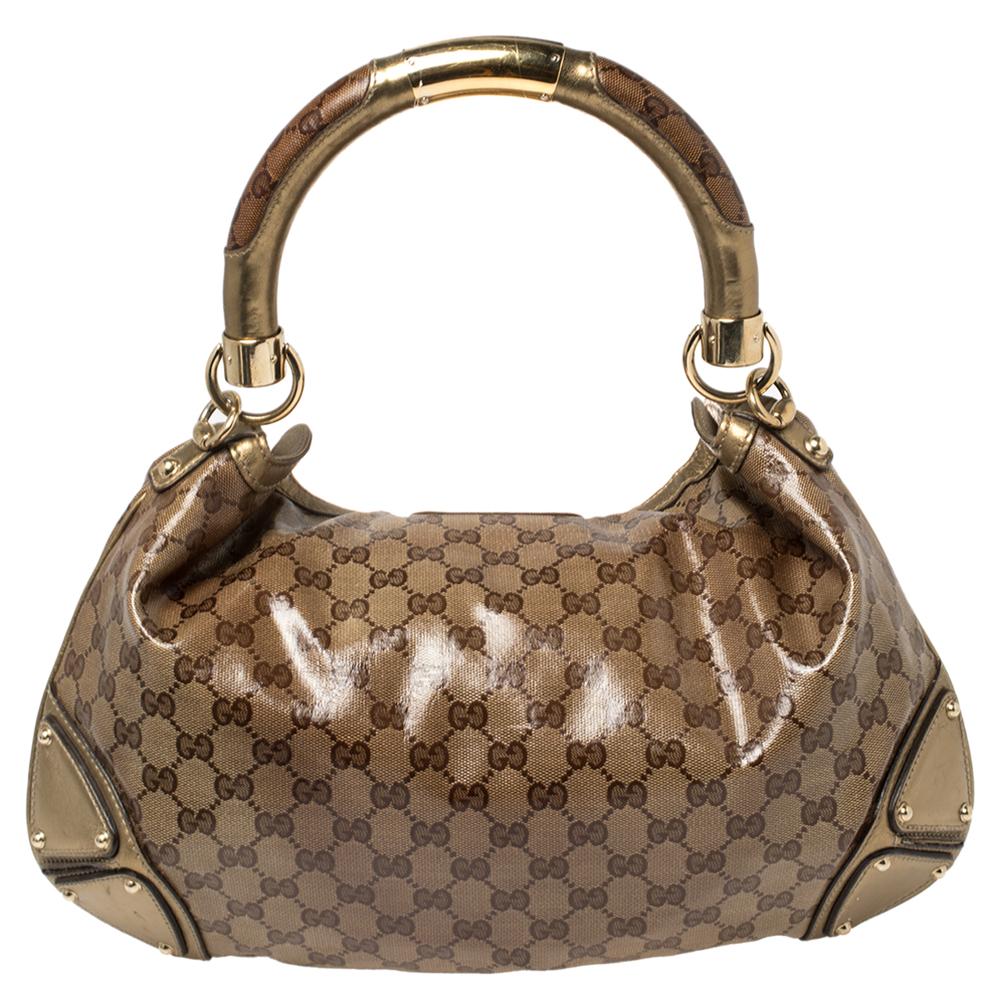 Confeccionado en lona y piel con el característico cristal GG, este número de Gucci tiene una parte superior con dos borlas con detalles de bambú y un espacioso interior de tela. También tiene un asa superior resistente, esquinas blindadas y