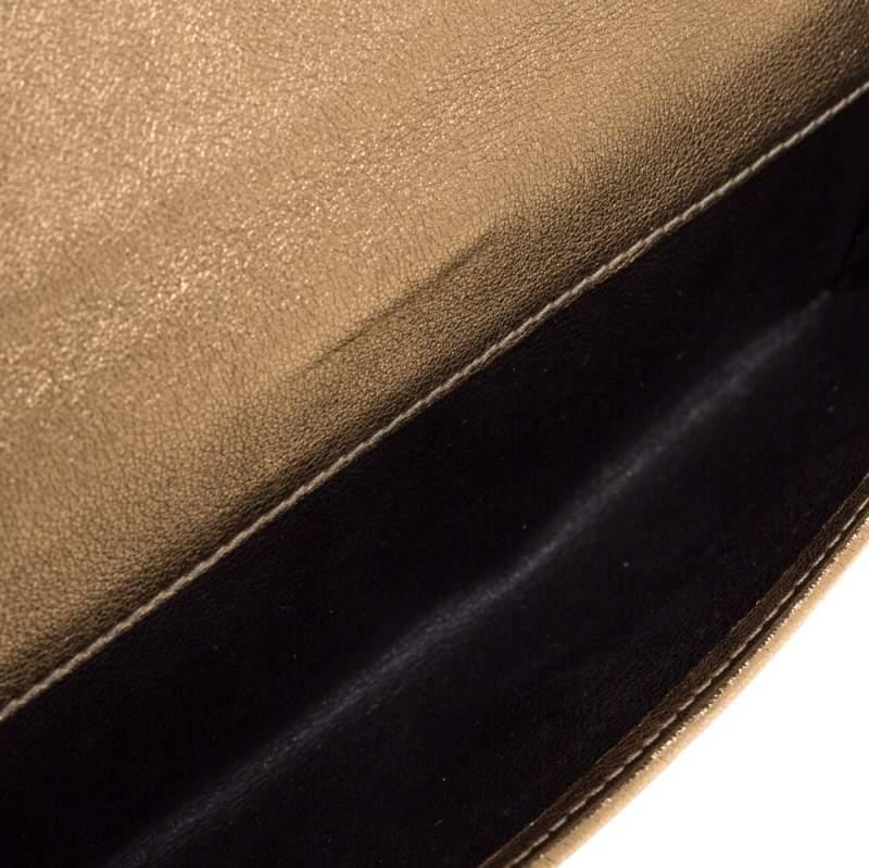 This wallet is a suave creation from the extraordinary house of Gucci. The durable GG Crystal canvas  & leather design of this wallet makes for the best accessory. Effortlessly store your daily essentials with this wallet that comes in attractive