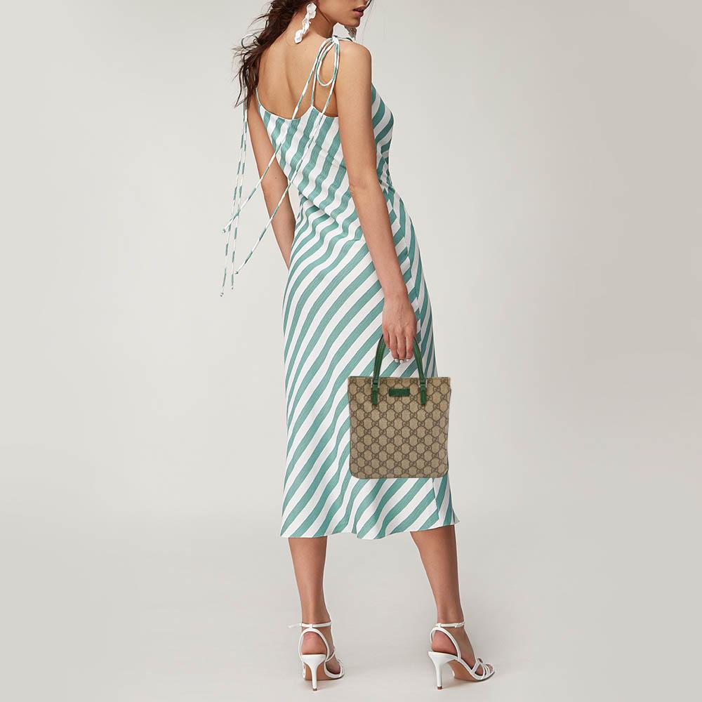 Know to create stylish, sophisticated, and timeless designs, this is a brand worth investing in. The bags that come from this label's atelier are exquisite. This tote bag is no different. It has been made from quality materials and comes with an