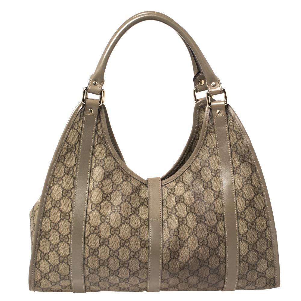 Gucci präsentiert Ihnen diese tolle Bardot Joy Hobo:: die elegant und modern ist. Diese in Italien gefertigte Tasche ist aus dem charakteristischen GG Supreme Canvas und Leder in Beige- und Grautönen gefertigt und verfügt über ein goldfarbenes