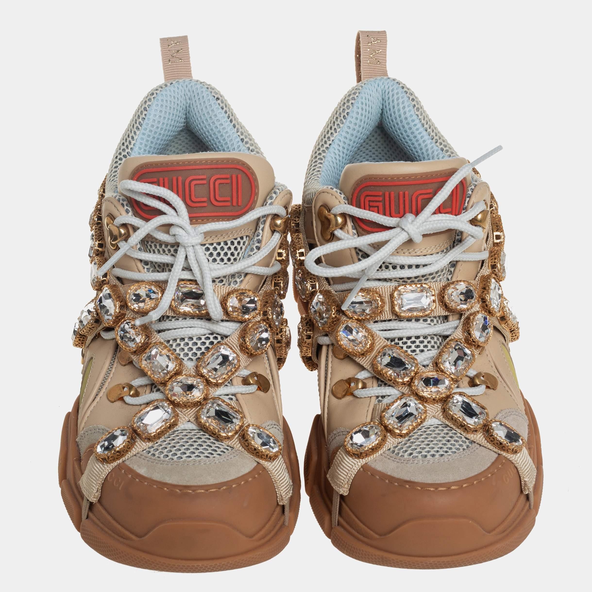 Inspirées de la randonnée, les baskets Gucci Flashtrek sont une version élégante de la tendance des chaussures trapues. Montées sur une épaisse semelle, ces chaussures sont fabriquées en cuir et en maille et arborent le logo SEGA sur la languette.
