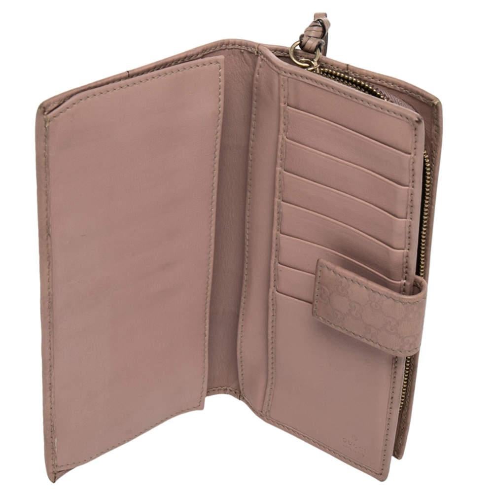 A beautiful wallet for stylish women, this Gucci continental wallet is perfect to be carried solo while you step out to run errands. Crafted in Guccissima leather, this wallet is accented with gold-tone hardware. The interior is equipped with