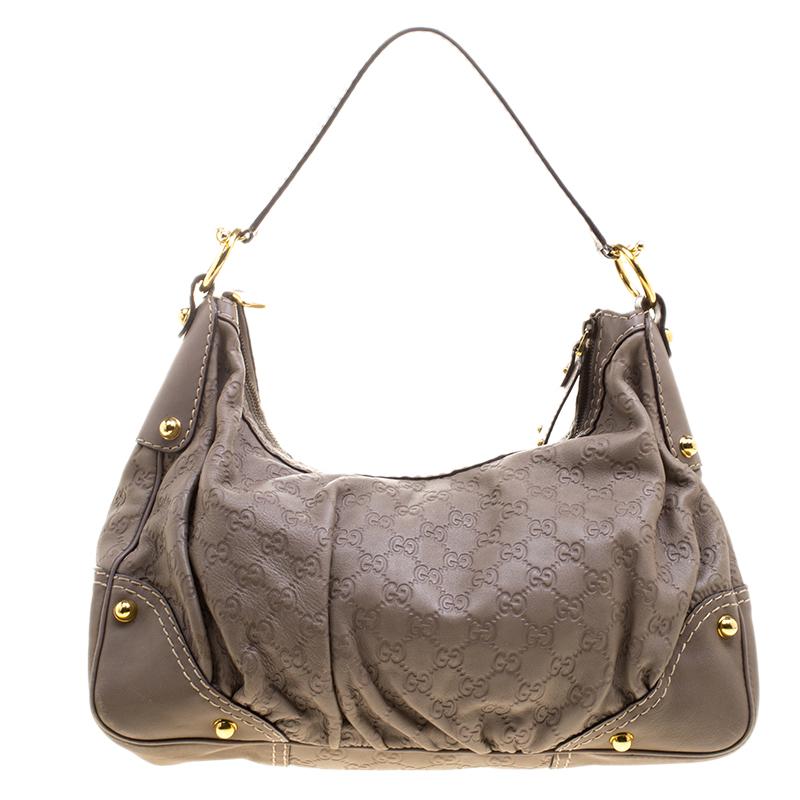 A handbag should not only be good looking but also durable, just like this pretty beige Jockey hobo from Gucci. Crafted from Guccissima leather in Italy, this gorgeous number has a top zip closure that opens up to a spacious fabric-lined interior.