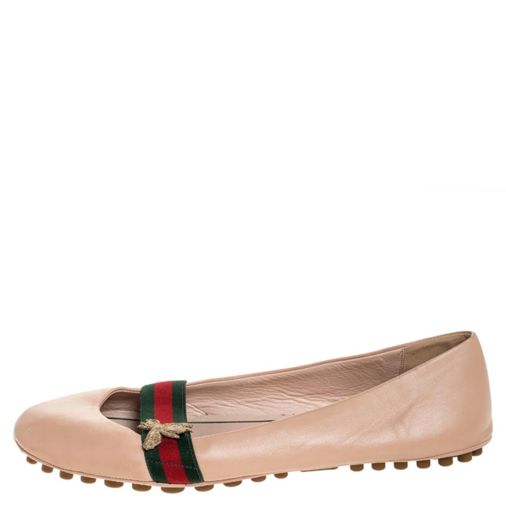 These stunning flats from the house of Gucci have been designed to deliver style and comfort. Crafted in Italy, they are made of beige canvas and leather. They flaunt round toes, web detailing with an ornate bee adding a touch of glamour. The ballet