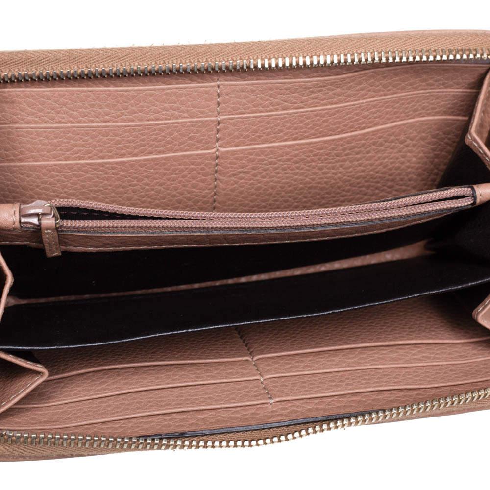 Designed to assist you well, this Gucci wallet comes crafted from leather and styled with a zipper fastening and tassels with bamboo details. It has multiple slots and a zip pocket for your cash and cards.

