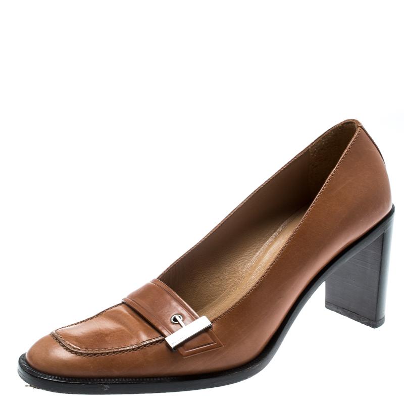 Add a refreshing bounce to your look in these premium quality leather pumps. Gucci pumps are fashioned in a loafer style and are accented with silver-tone metal hardware. Have a fabulous day out with your friends while flaunting this pair of