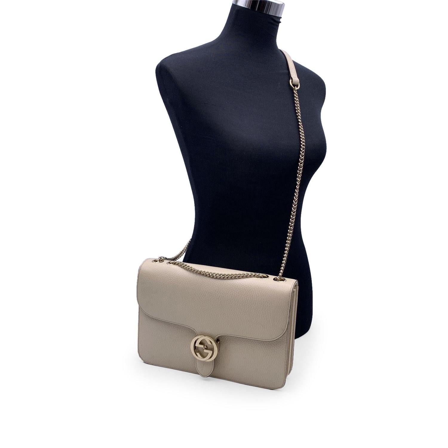 Beautiful Gucci Interlocking GG dollar shoulder bag in beige leather. The bag features a flap with double GG logo in gold-tone metal on the front and a chain and leather shoulder strap to wear over the shoulder or across the body. Canvas lining. 2