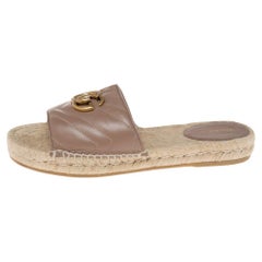 Gucci - Espadrilles Pilar en cuir beige GG Marmont, taille 37,5