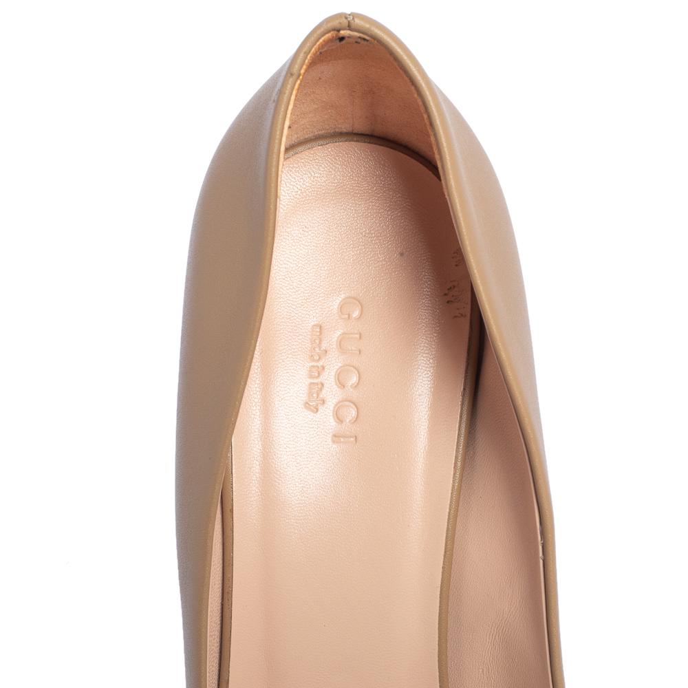 Gucci Beige Leather Horsebit Block Heel Pumps Size 39 In New Condition In Dubai, Al Qouz 2