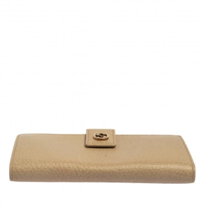 Bringing elegance and class to your collection, this wallet from Gucci is stylish and convenient. Basic essentials can be carried effortlessly in this leather wallet. The impeccable design, GG logo, and beige color of this wallet impart a suave