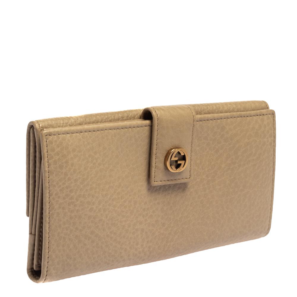 En apportant élégance et classe à votre collection, ce portefeuille de Gucci est élégant et pratique. Les éléments essentiels peuvent être transportés sans effort dans ce portefeuille en cuir. Le design impeccable, le logo GG et la couleur beige de