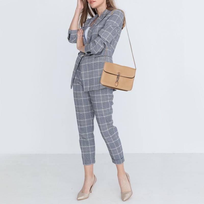 The house of Gucci has exclusively crafted this elegant crossbody bag just for you. Look stunning as you carry this beige-hued Jackie bag that is perfect for all your daily needs. Designed to ensure the utmost durability, this leather bag can fit