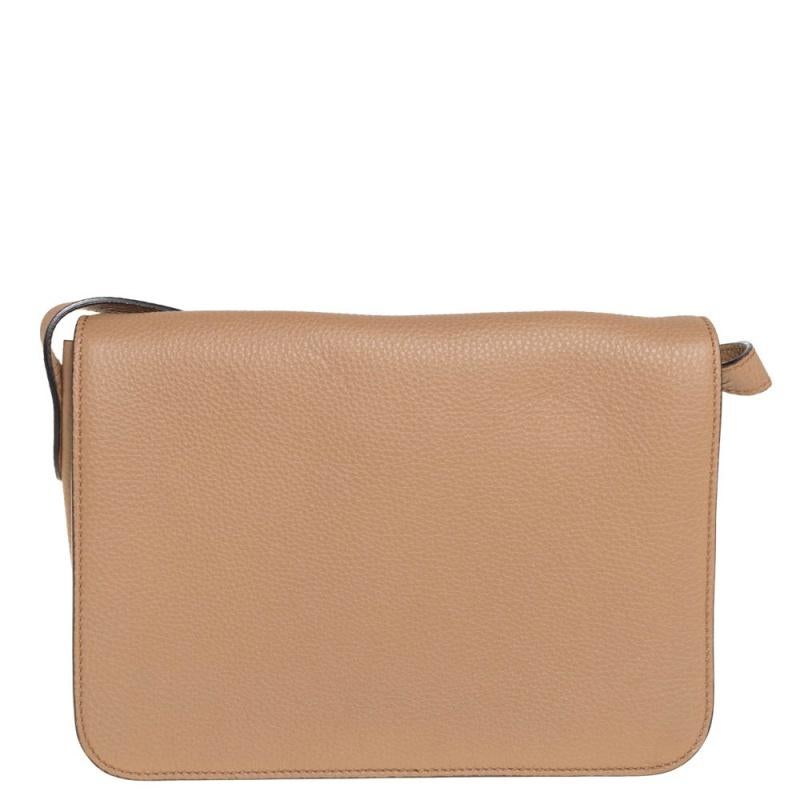 The house of Gucci has exclusively crafted this elegant crossbody bag just for you. Look stunning as you carry this beige-hued Jackie bag that is perfect for all your daily needs. Designed to ensure the utmost durability, this leather bag can fit