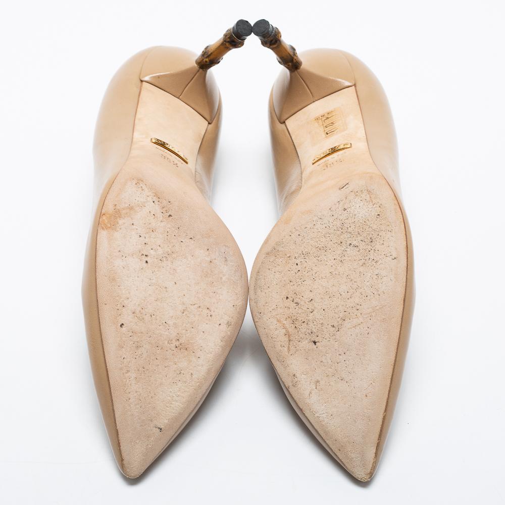 These Kristen pumps from Gucci have come straight from a shoe lover's dream. Crafted from quality leather in Italy and balanced on 8 cm bamboo heels, these beige pumps are smooth and gorgeous! They are styled with pointed toes and leather