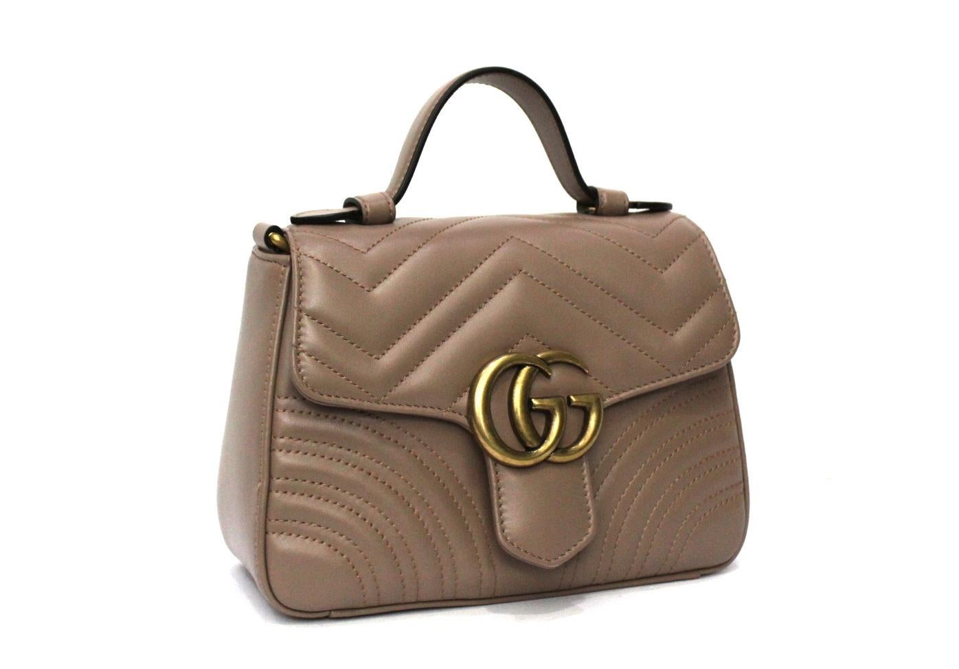 Gucci Marmont bag made of mud matelassé leather with chevron motif. Antique gold hardware. The bag is equipped with a removable shoulder strap, in fact it can also be carried as a small handbag. Hook closure, internally capacious for the essentials.