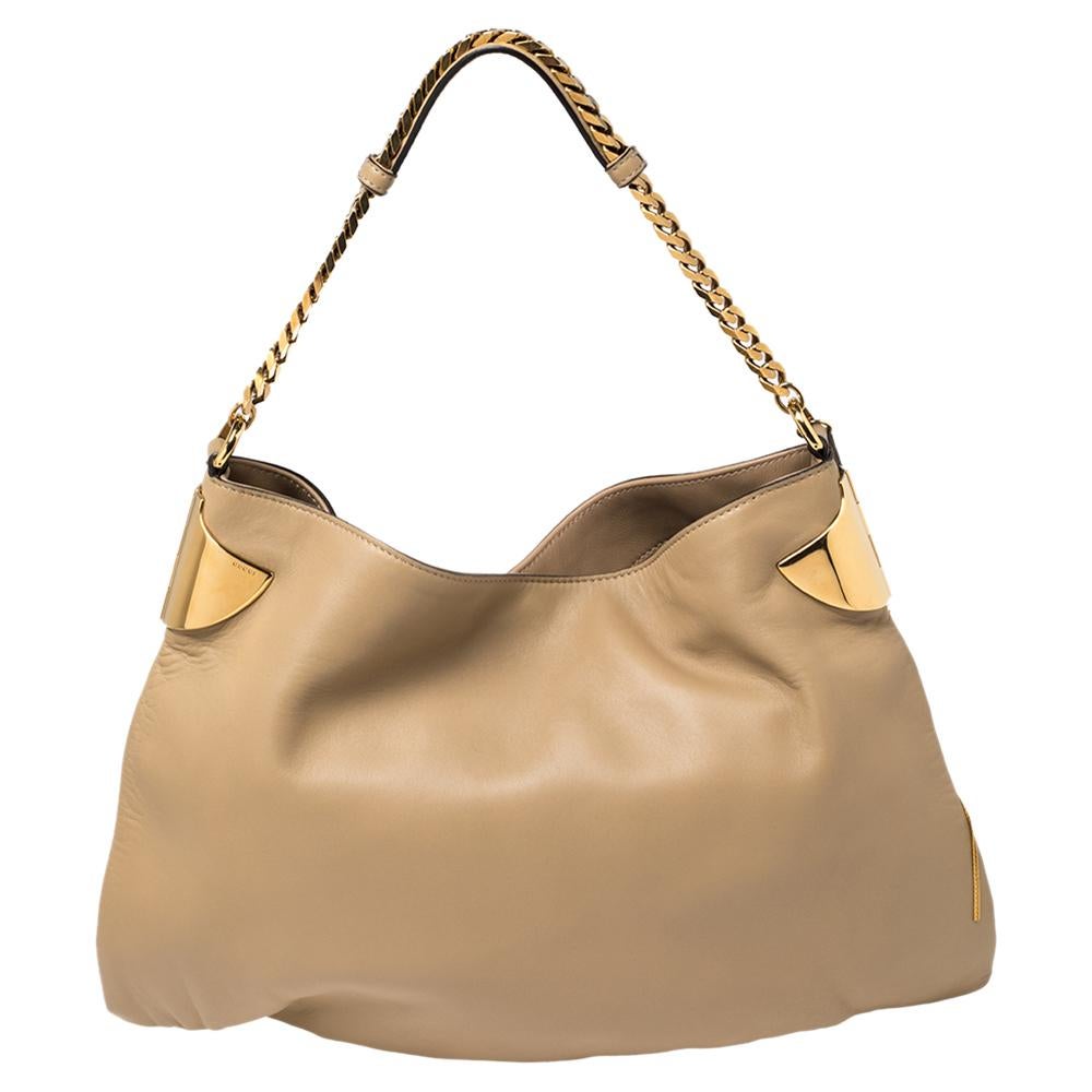 Comfortable to carry without compromising on style, this Gucci 1970 hobo is crafted from leather in Italy. It features a single chain-link handle with leather shoulder rest, a tassel and gold-tone metal detailing, and a canvas-lined interior with