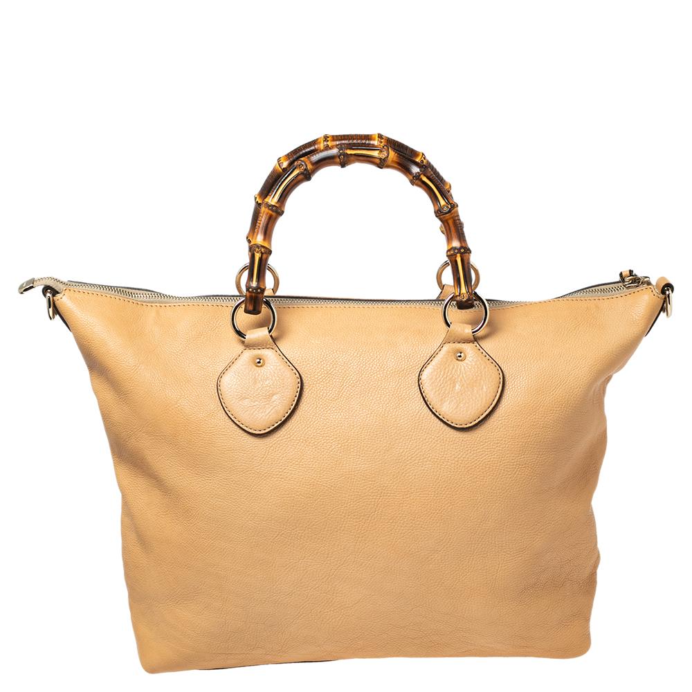 Handbags as fabulous as this one are hard to come by. So, own this gorgeous Gucci bag today and light up your closet! Crafted from beige-colored leather, this stunning number has a spacious canvas-lined interior and is wonderfully held by a shoulder