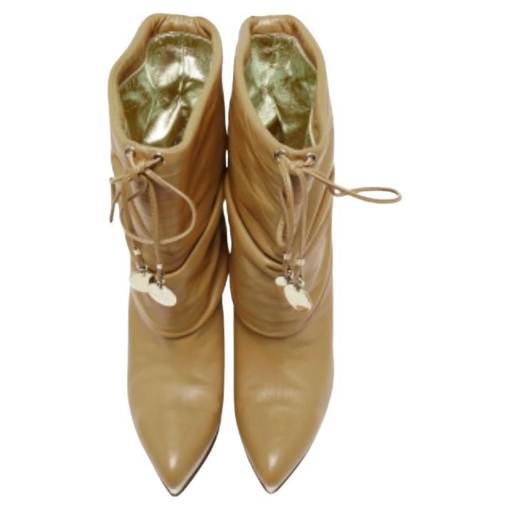 Dai al tuo abbigliamento un aggiornamento chic con questo paio di stivaletti di Gucci. La creazione è perfettamente cucita con la pelle e completata da lacci, plateau e tacchi di 11 cm. Fatti notare con queste!