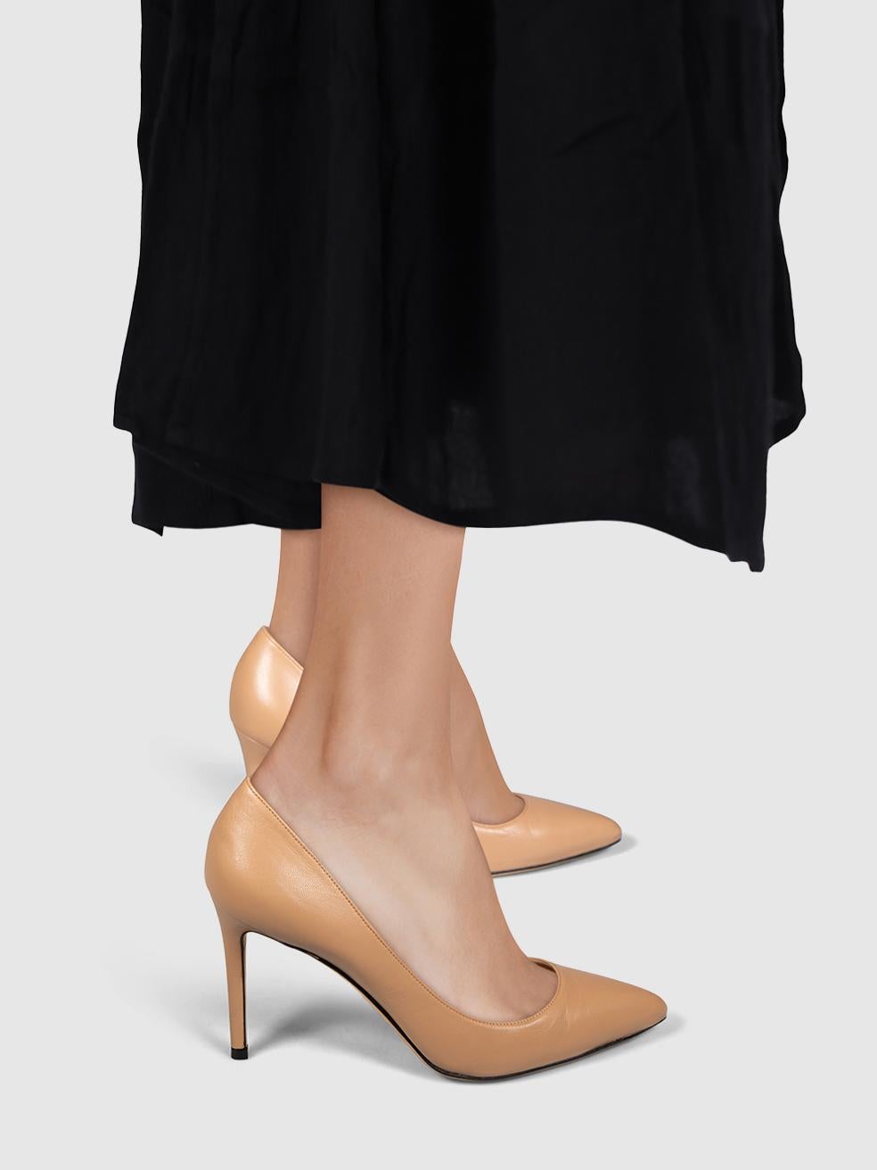 L'ÉTAT est très bon. L'usure des talons est minime. Usure minimale aux deux tiges des orteils avec plis et transfert de couleur mineur sur le côté droit du talon droit sur cet article de revente de designer Gucci d'occasion.
 

 

 

 Détails
 

 

