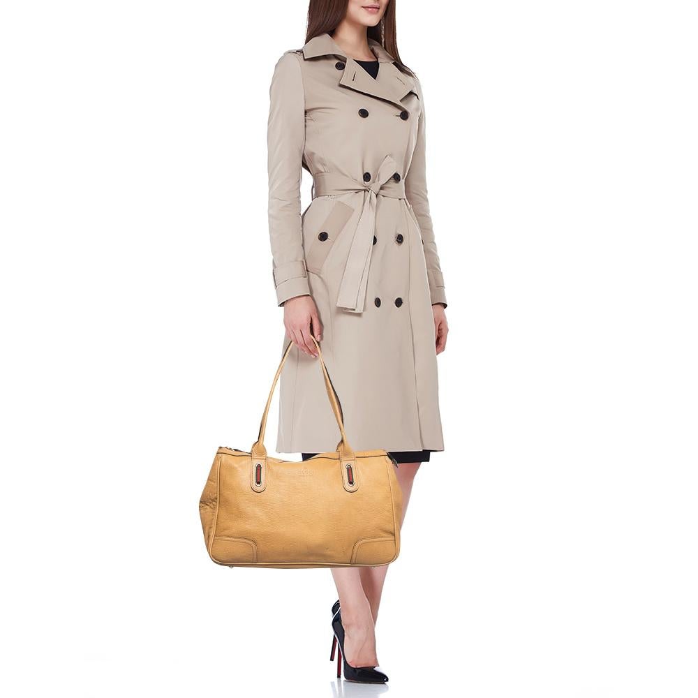 This alluring tote bag for women has been designed to assist you on any day. Convenient to carry and fashionably designed, the tote is cut with skill and sewn into a great shape. It is well-equipped to be a reliable accessory. 