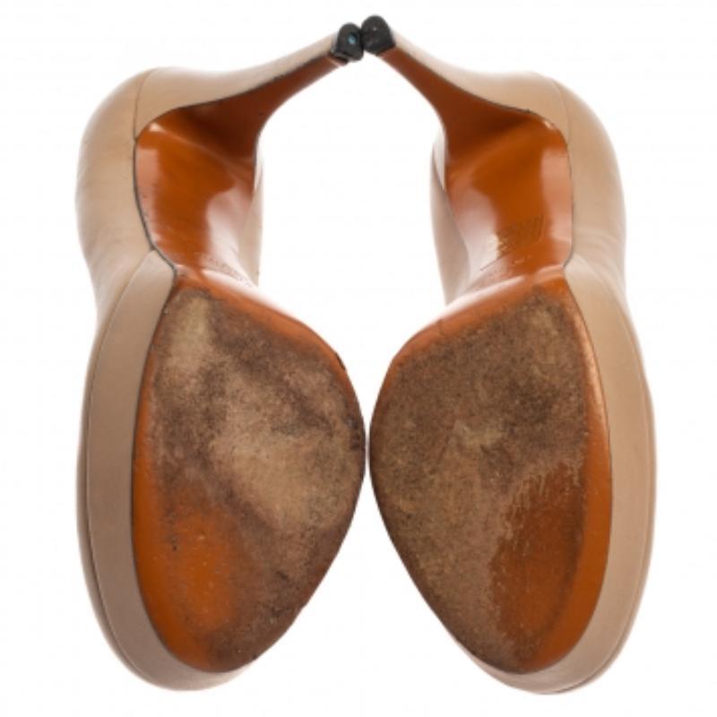 This amazing pair of pumps from Gucci is sure to add some class to your outfits. The round toe pumps have been crafted from beige leather and they come with comfortable insoles. They are complete with 11.5 cm heels and solid platforms that offer