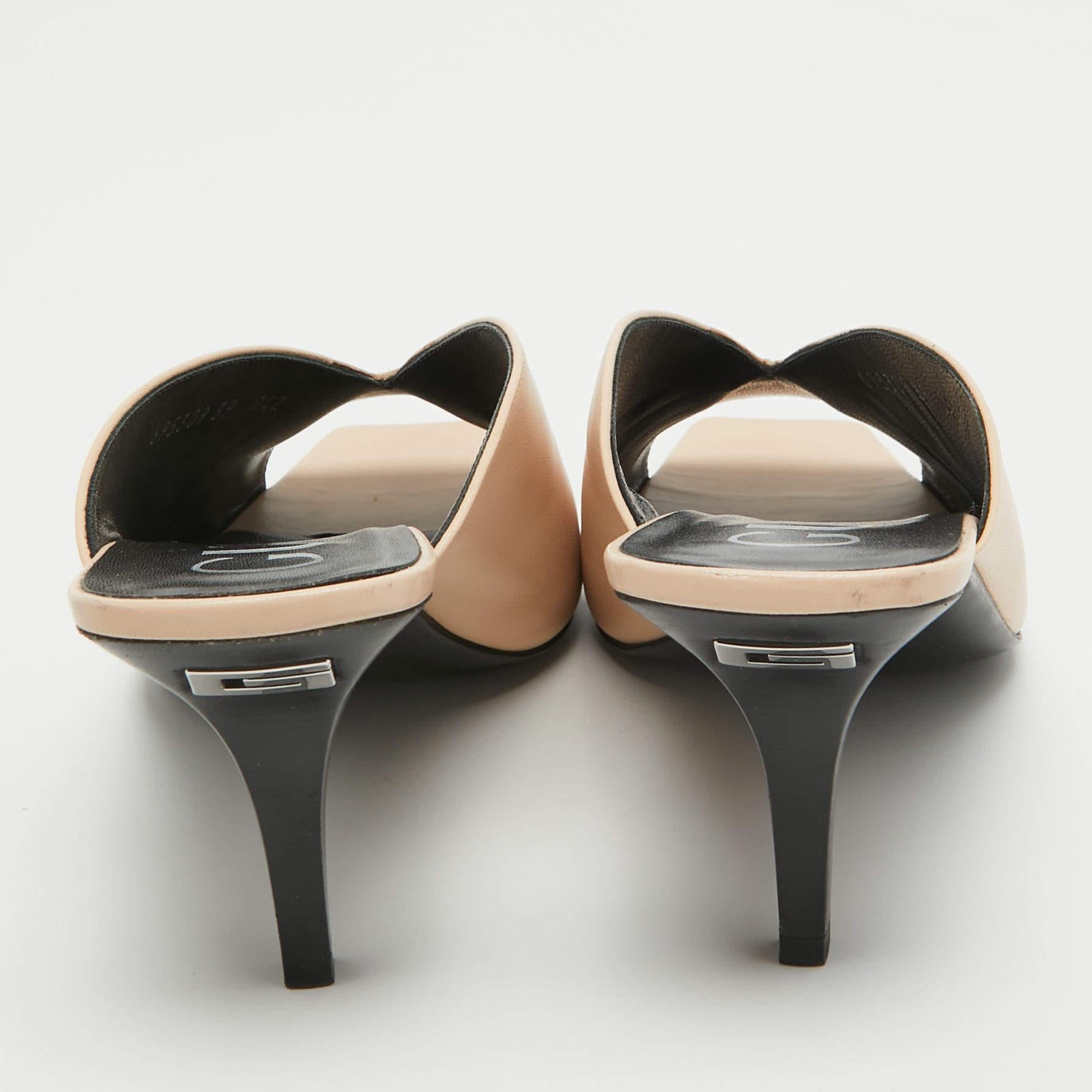 Gucci Beige Leather Slide Sandals Size 39 In Good Condition For Sale In Dubai, Al Qouz 2