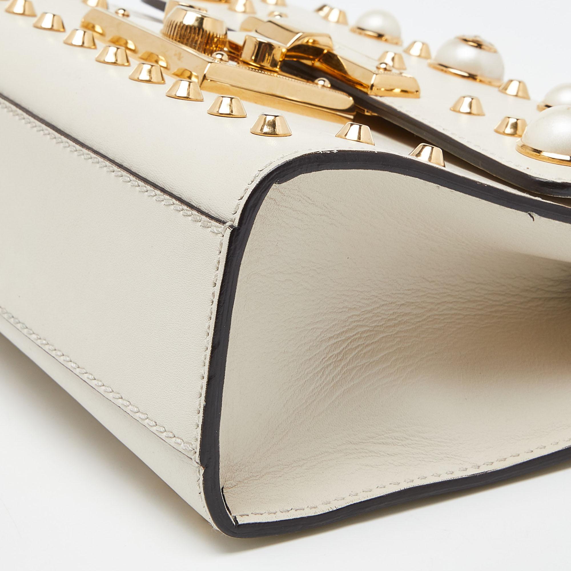 Gucci Beige Leder-Umhängetasche mit Nieten und Perlenbesatz im Angebot 9