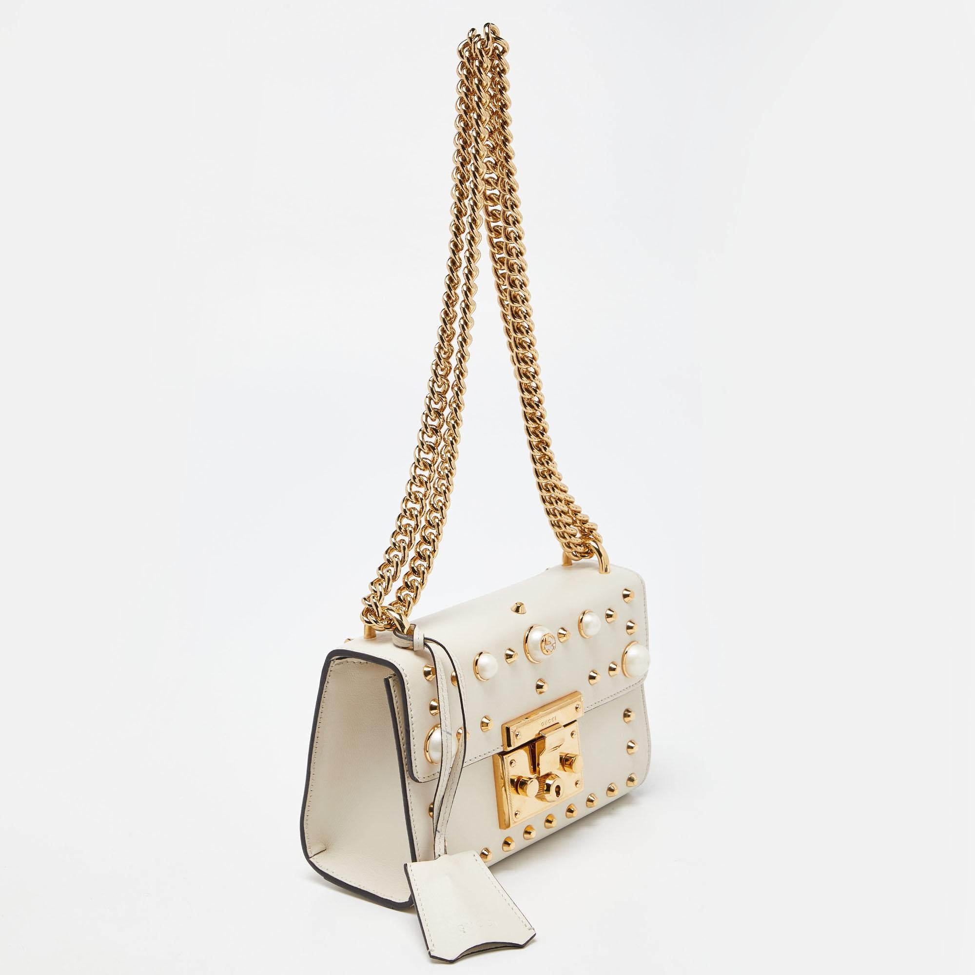 Gucci Beige Leather Small Pearl Studded Padlock Shoulder Bag In Good Condition For Sale In Dubai, Al Qouz 2