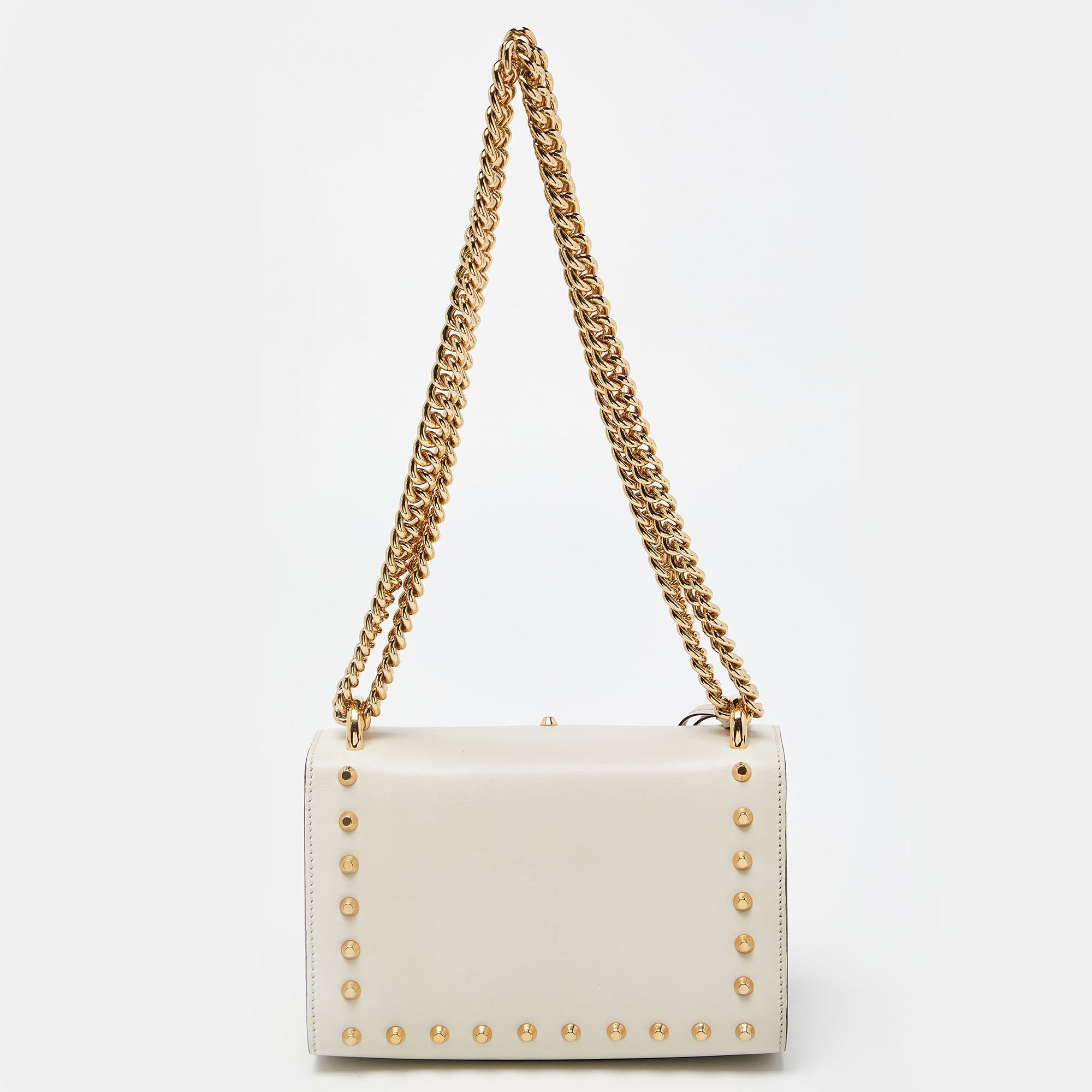 Petit sac à bandoulière Gucci en cuir beige clouté de perles en vente 4