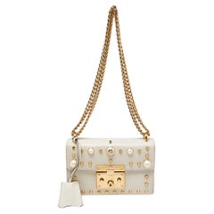 Bolso de hombro Gucci de piel beige con pequeño candado tachonado de perlas