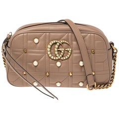 Gucci - Sac à bandoulière GG Marmont en cuir beige:: orné de petits clous et de perles
