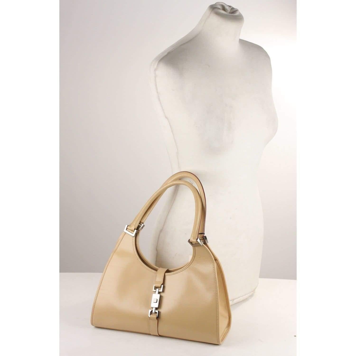 MATERIAL: Leather COLOR: Beige MODEL: Stirrup Hobo GENDER: Women SIZE: Medium Condition CONDITION DETAILS: B :GOOD CONDITION - Some light wear of use - Some light scratches and creases on leather (especially on the bottom), Some wear of use on