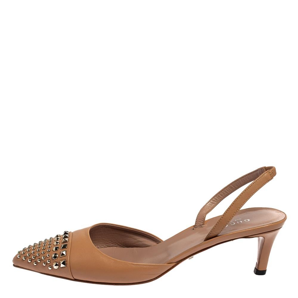 Indossa questi sandali di Gucci e aggiungi grazia ai tuoi passi. Realizzate in pelle, queste bellezze beige sono abbinate a delle slingback. Grazie alle punte borchiate, alle comode solette e al tacco di 5,5 cm, questi sandali daranno una sensazione