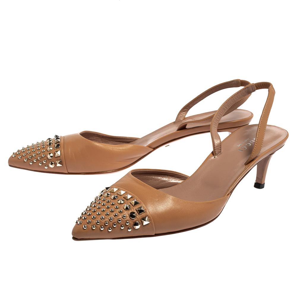 Beige Gucci Sandali a punta con borchie in pelle beige misura 38,5