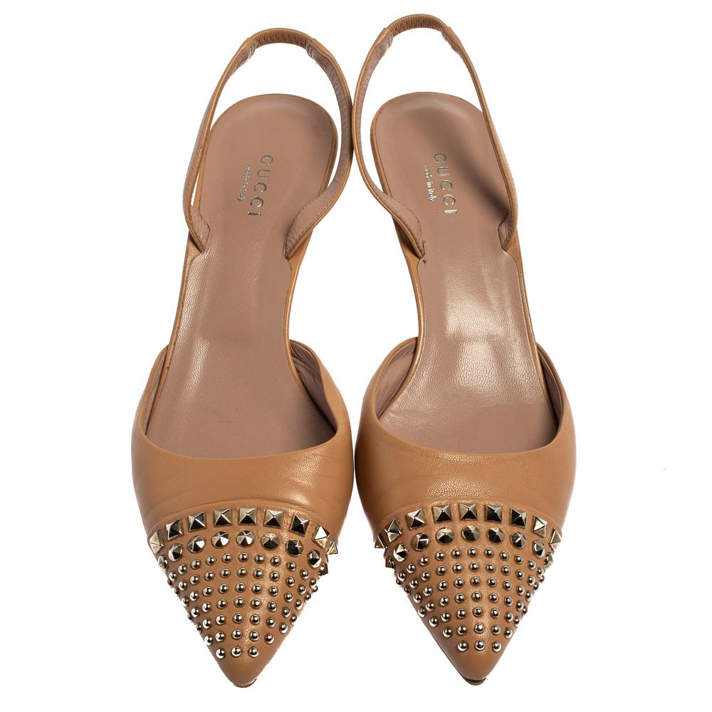 Gucci Sandali a punta con borchie in pelle beige misura 38,5 In condizioni buone a Dubai, Al Qouz 2
