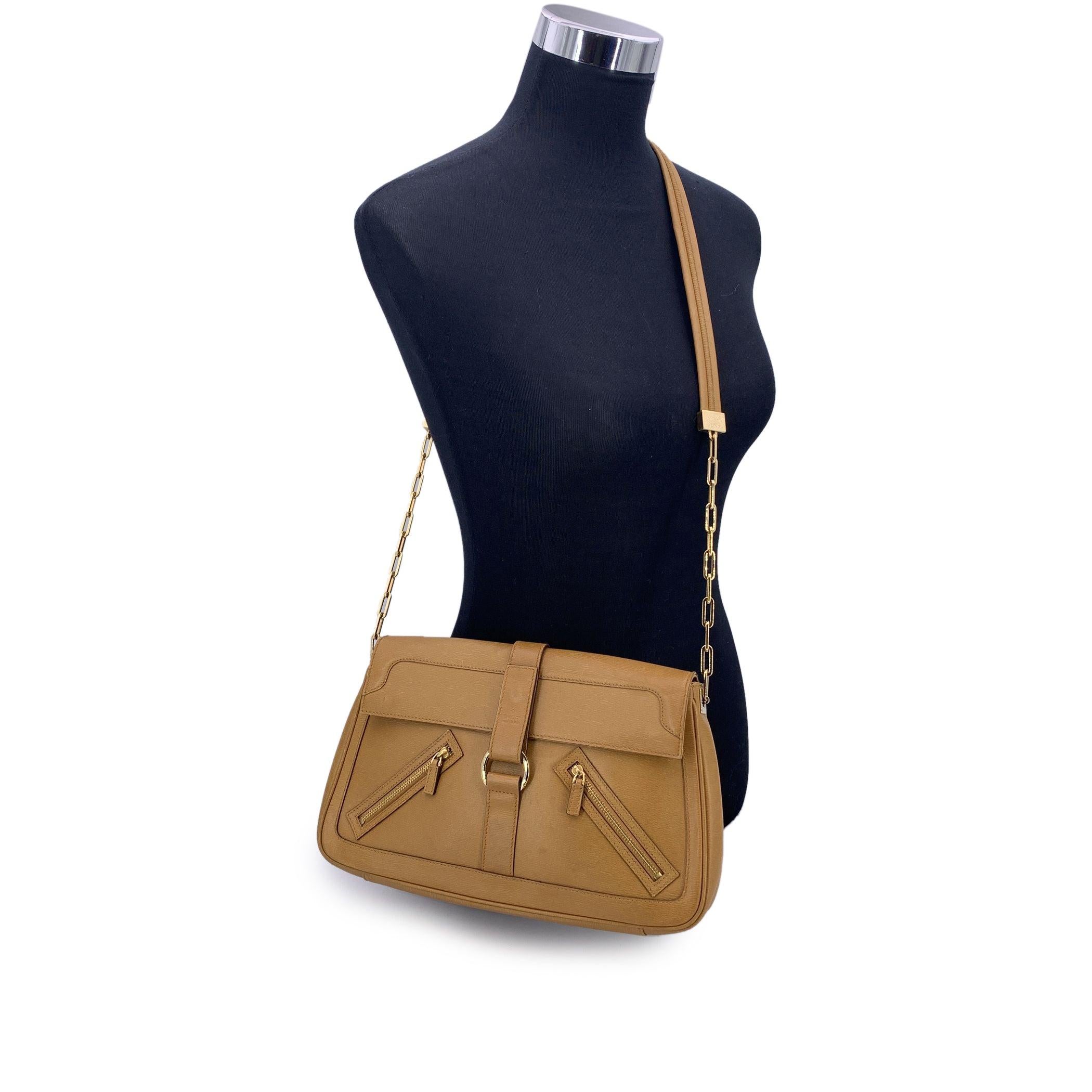 Para quienes adoran el encanto vintage con un toque de modernidad, este bolso bandolera de piel beige tostada de Gucci es una pieza destacada que habla de la sofisticación italiana sin esfuerzo. El bolso, acentuado con brillantes herrajes dorados,