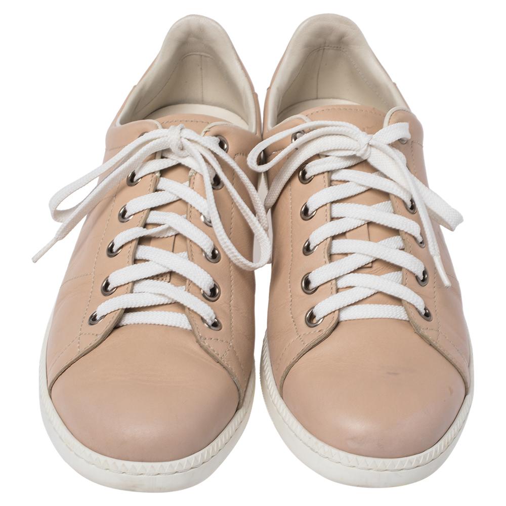 Built to deliver comfort and sporty style, these low-tops by Gucci are perfect for casual days. They have been crafted from quality leather and come in a lovely shade of beige. They have lace-ups, the logo on the sides and heels, and durable rubber
